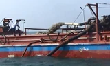Tàu hút cát tại Cửa Đại. Ảnh: N.T.