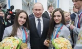 Tổng thống Nga Putin chụp ảnh cùng 2 nữ VĐV trở về từ thế vận hội Olympic mùa đông Pyeongchang sau nghi lễ trao tặng giải thưởng Nhà nước ở Điện Kremlin. Ảnh: Sputnik
