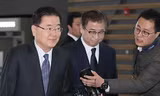 Ông Chung Eui-yong (trái) và ông Suh Hoon xuất hiện sáng nay, 8/3, tại sân bay Incheon (Seoul) để lên đường đến Mỹ. Ảnh: Yonhap