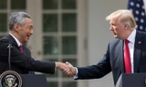 Tổng thống Mỹ Donald Trump (phải) và Thủ tướng Singapore Lý Hiển Long (trái). Ảnh: Tân Hoa Xã