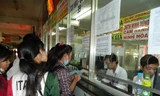 Hành khách mua vé tại bến xe Miền Đông