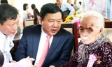 Ông Đinh La Thăng thăm hỏi mẹ Việt Nam anh hùng Võ Thị Mượt. Ảnh: Trung Sơn