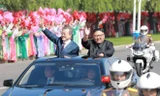 ổng thống Hàn Quốc Moon Jea In (trái) cùng lãnh đạo Triều Tiên Kim Jong Un trên cùng một chiếc xe vẫy chào người dân ở thủ đô Bình Nhưỡng. Ảnh: Reuters