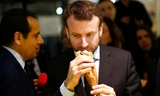Tổng thống Pháp hít hà một chiếc bánh mì baguette. Ảnh: AFP