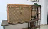 Chiếc rương Louis Vuitton được gia đình ông bà Sokhranych dùng để đựng thức ăn cho gà. 