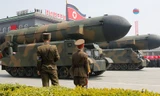 Tên lửa Triều Tiên xuất hiện trong một buổi duyệt binh. Ảnh: Reuters