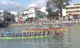 Hàng nghìn người xem đua thuyền ngày Tết ở Phan Thiết