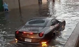 Ferrari giá hơn chục tỉ 'thất thủ' giữa đường ngập