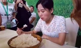 Sốc với thiếu nữ 'dạ dày không đáy' ăn liền tù tì 4kg cơm
