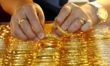 Giá vàng lại giảm thêm, tỷ giá trung tâm tăng mạnh