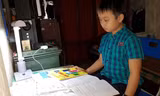 Góc học tập của Sơn rất nhiều sách tiếng Anh và Phật pháp 