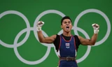VĐV cử tạ người Thái Sinphet Kruaithong ăn mừng khi giành huy chương tại Olympic. 