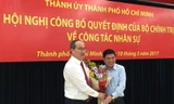 Chủ tịch TP.HCM Nguyễn Thành Phong tặng hoa chúc mừng tân Bí thư Thành ủy TPHCM Nguyễn Thiện Nhân.