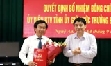 Bí thư Tỉnh ủy Nghệ An Nguyễn Đắc Vinh trao quyết định và chúc mừng đồng chí Lê Đức Cường.