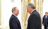Tổng thống Nga Vladimir Putin bắt tay ông Miguel Diaz-Canel Bermudes trong bức ảnh chụp năm 2016. Ảnh: Điện Kremlin