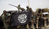 Các binh sĩ của chính phủ Nigeria cầm lá cờ thu giữ được từ phiến quân Boko Haram. Ảnh: Reuters