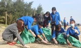 Hơn 1500 ĐVTN cùng các đại biểu và nhân dân trực tiếp làm vệ sinh môi trường bờ biển sau lễ phát động tại Khu du lịch Xuân Thành, Nghi Xuân.