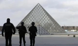 Binh lính đứng canh gác tại bảo tàng Louvre sáng 3/2.