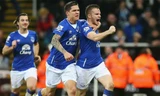 Tom Cleverley (phải) mừng bàn quyết định cho Everton. Ảnh: Reuters