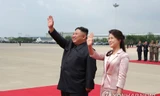 Ông Kim Jong-un và bà Ri Sol-ju vẫy chào Chủ tịch Trung Quốc Tập Cận Bình khi ông Tập rời Triều Tiên về nước vào ngày 21/6. Ảnh: Yonhap