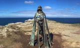 Tượng vua Arthur ở Tintagel.