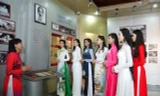 Thí sinh HHVN thăm Bến Nhà Rồng, dâng hương tưởng nhớ Bác