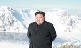 Chủ tịch Kim Jong-un đứng trên đỉnh núi Paektu. Ảnh: Yonhap