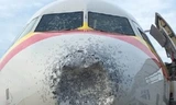 Máy bay móp đầu, vỡ kính vì mưa đá. Ảnh: Daily Mail