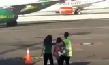 Bà Hana bị nhân viên an ninh giữ lại trong khi chiếc máy bay Citilink đang lăn bánh trên đường băng. Ảnh cắt từ video
