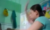 Bảo mẫu ra tay đánh các bé trong lúc cho ăn - Ảnh Cắt từ clip. 