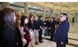 Chủ tịch Triều Tiên Kim Jong-un trò chuyện với các nghệ sĩ Hàn Quốc sau buổi biểu diễn ngày 1/4. Ảnh: Rodong Sinmun