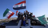 Người dân thủ đô Damascus giơ biểu tượng chiến thắng và vẫy cờ Syria. Ảnh: AP