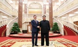 Tổng thống Moon và Chủ tịch Kim bắt tay hôm qua, 18/9. Ảnh: Yonhap
