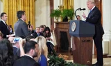 Ông Trump tranh luận gay gắt với phóng viên Acosta (giữa) và phóng viên Alexander (trái). Ảnh: AFP