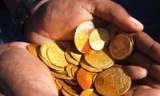 Những đồng xu vàng quý giá được tìm thấy dưới lớp cát dày của sa mạc Namibia.