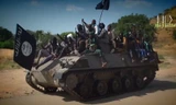 Các chiến binh nhóm phiến quân Boko Haram diễu phố trên một chiếc xe tăng.