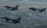 Chiến đấu cơ F-35A của Mỹ bay diễn tập cùng chiến đấu cơ F-16 tại Hàn QUốc hôm 1/12. Ảnh: Reuters