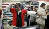 Nhân viên cửa hàng 7-11 ở California vui mừng khi biết tin đã bán một vé số Powerball trúng thưởng. Ảnh: Reuters