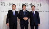 (Từ phải sang) Tổng thống Hàn Quốc Moon Jae-in, Thủ tướng Nhật Bản Shinzo Abe và Thủ tướng Trung Quốc Lý Khắc Cường chụp ảnh trước hội nghị sáng 9/5. Ảnh: Reuters