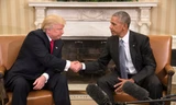 Ông Obama và ông Trump bắt tay khi kết thúc cuộc gặp gỡ. Ảnh: Stephen Crowley