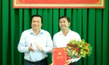 Bí thư Tỉnh ủy Long An Phạm Văn Rạnh trao quyết định và chúc mừng đồng chí Võ Thành Trí.