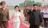 Phu nhân ông Kim Jong-un khoe gu thời trang thanh lịch ở Trung Quốc