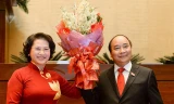 Chủ tịch Quốc hội Nguyễn Thị Kim Ngân tặng hoa tân Thủ tướng Chính phủ Nguyễn Xuân Phúc.