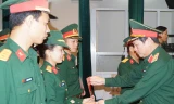Lãnh đạo Ban Thanh niên Quân đội, Trường Sĩ quan Chính trị trao Giấy chứng nhận cho học viên lớp bồi dưỡng