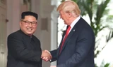 Ông Kim Jong-un (trái) và ông Donald rump (phải) trong cuộc gặp ngày 12/6. Ảnh: AFP