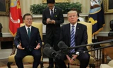 Tổng thống Hàn Quốc Moon Jae-in (trái) và Tổng thống Mỹ Donald Trump (phải). Ảnh: Reuters