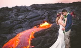 Cặp đôi liều lĩnh chụp ảnh cưới bên dòng dung nham nóng chảy