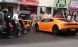 Nữ tài xế đâm hỏng siêu xe Lamborghini chồng tặng