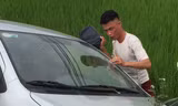 Hiệp Gà mất lái lao xế hộp xuống ruộng, loay hoay tìm cách lên bờ
