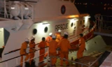 Nhân viên tàu cứu nạn trong một lần cấp cứu ngư dân nguy kịch trên biển. Ảnh: Danang MRCC cung cấp.